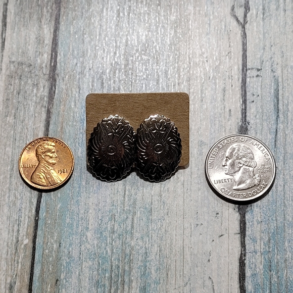 Concho Stud Earrings. - Picture 6 of 8